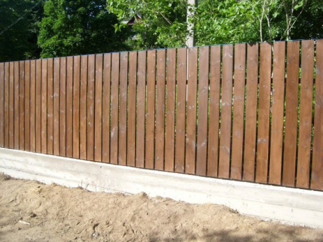 Забор из деревянного штакетника фото